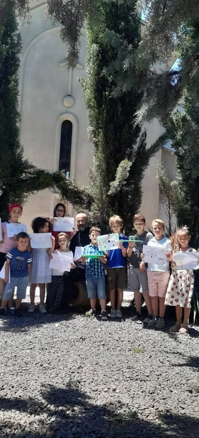 სრულიად საქართველოს კათოლიკოს-პატრიარქ ილია II-ის ლოცვა-კურთხევითა და საპატრიარქოს საზოგადოებასთან ურთიერთობის სამსახურის მხარდაჭერით, სამრევლო სკოლების მუშაობის ხელშესაწყობად დაიწყო