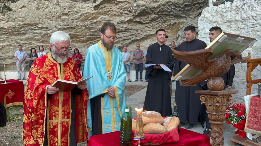 Në mbrëmje u hap panairi për nder të Shën Nikodhimit