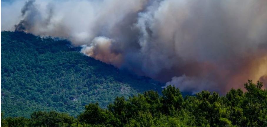 Στη μάχη με τις φλόγες δύο ιερείς στη Μυτιλήνη
