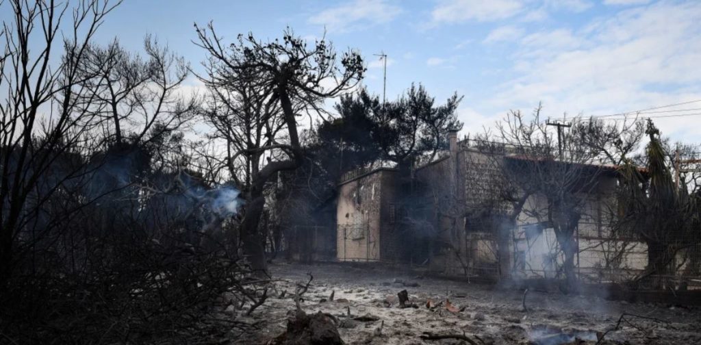 Μάτι: Επιμνημόσυνη δέηση για τα θύματα της φονικής πυρκαγιάς- Τέσσερα χρόνια μετά την τραγωδία