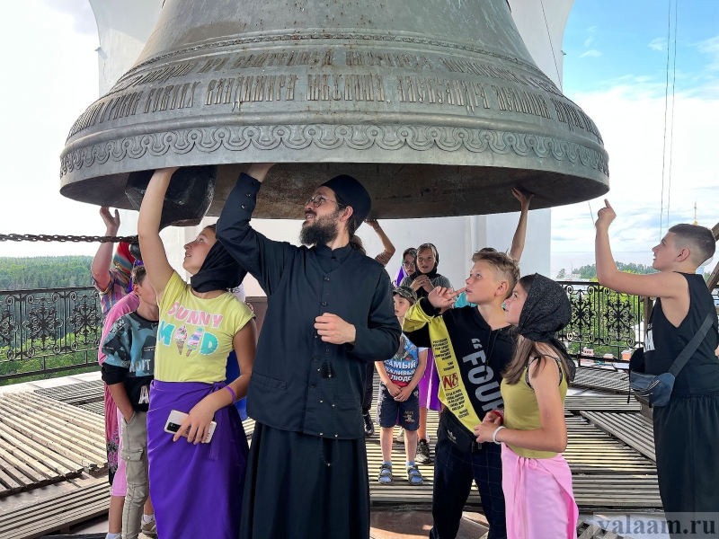 «Остров открытий» встречает юных гостей 25 июля 2022 года на Валааме стартовала первая программа для детей и подростков в тяжёлой жизненной ситуации «Валаам. Остров открытий», которая получила в этом году поддержку Фонда Президентских грантов.