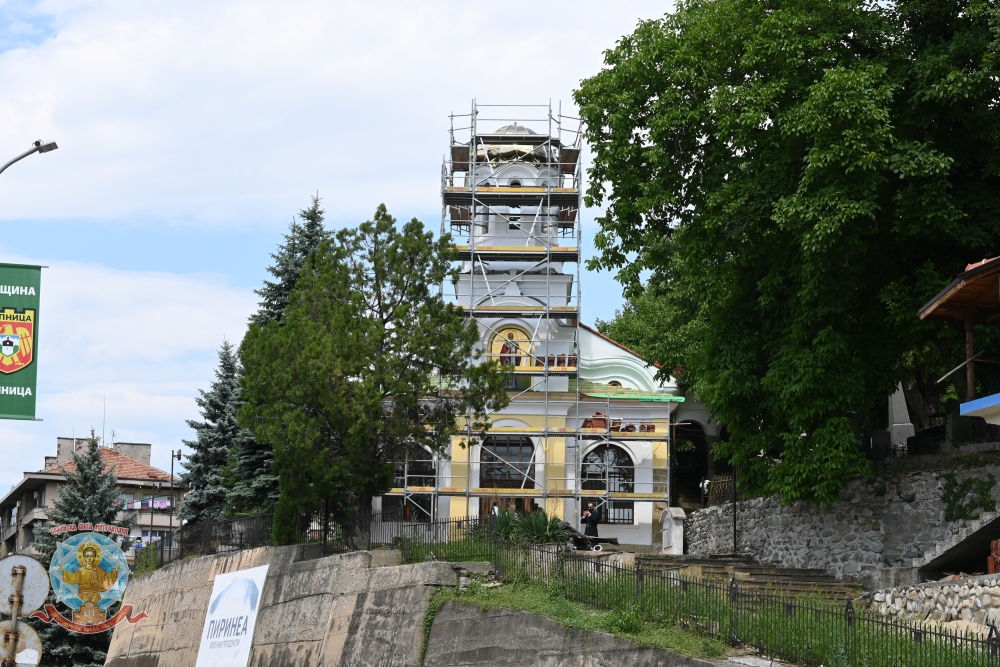Епископ Поликарп се запозна с ремонта и реставрацията на дупнишкия храм “Св. Николай”