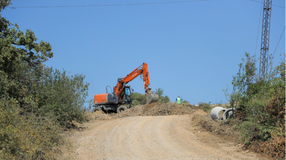 Ремонтът на пътя до Клисурския манастир „Св. Петка“ край Банкя готов през септември