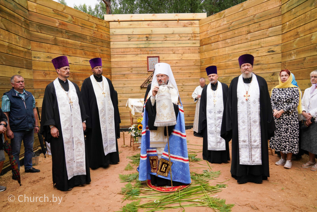 Патриарший экзарх всея Беларуси совершил чин на основание храма Рождества Пресвятой Богородицы в мемориальном комплексе «Хатынь»