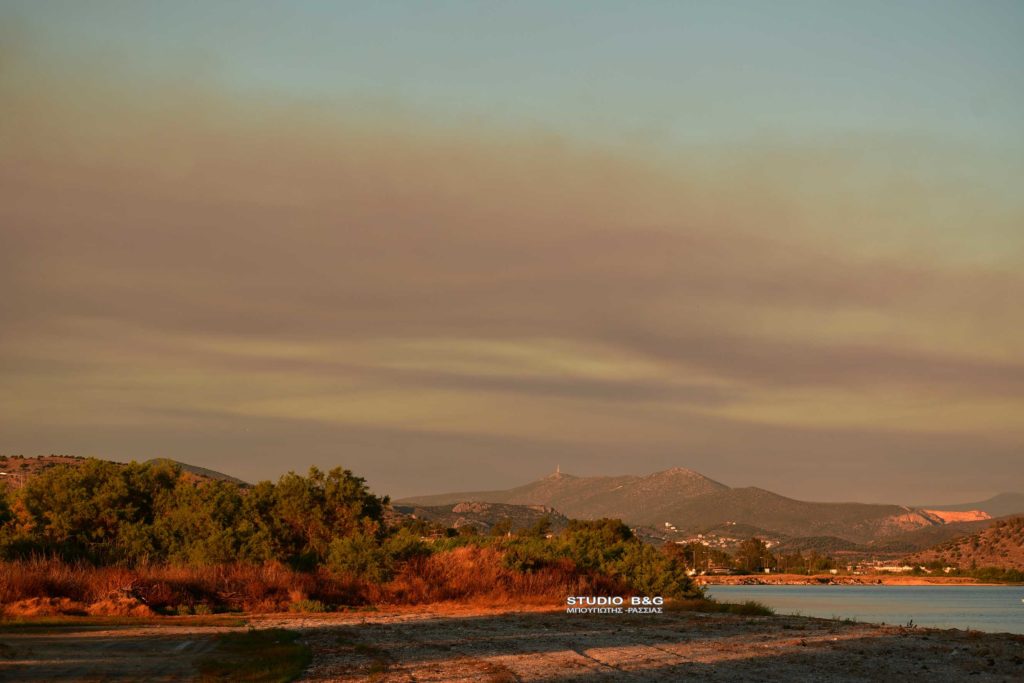 Πυκνό σύννεφο κάπνας από την φωτιά στα Μέγαρα σκέπασε το Ναύπλιο