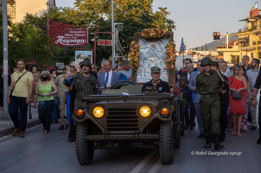 Πλήθος πιστών στη λιτάνευση της εικόνας του Προφήτη Ηλία στην Πυλαία