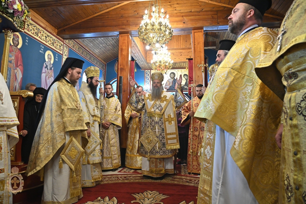 Обновление и Архиерейска св. Литургия в храм “Св. вмчк Пантелеймон” в Пампорово