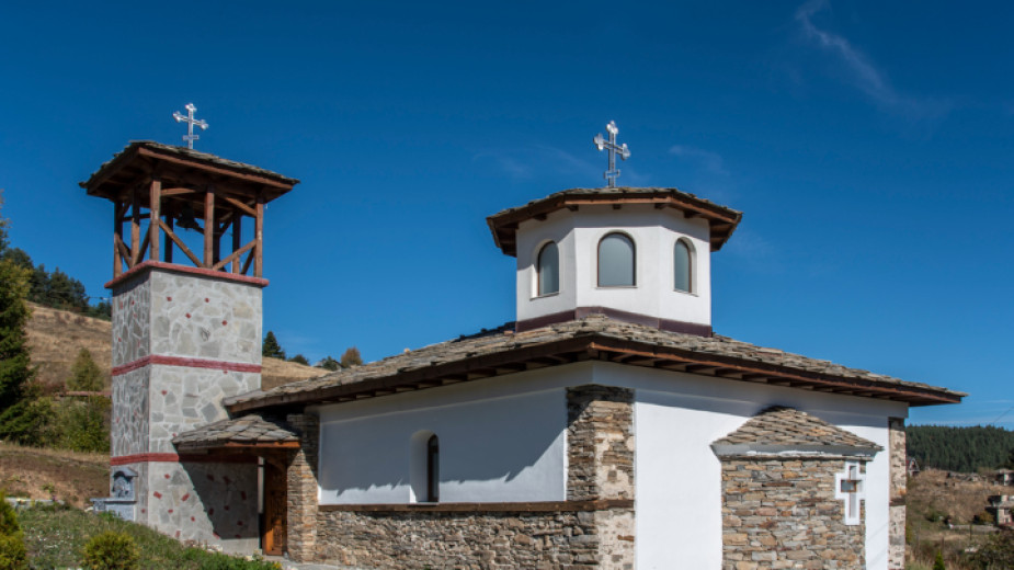 Доброволци възстановиха вековната църква в село Чурен