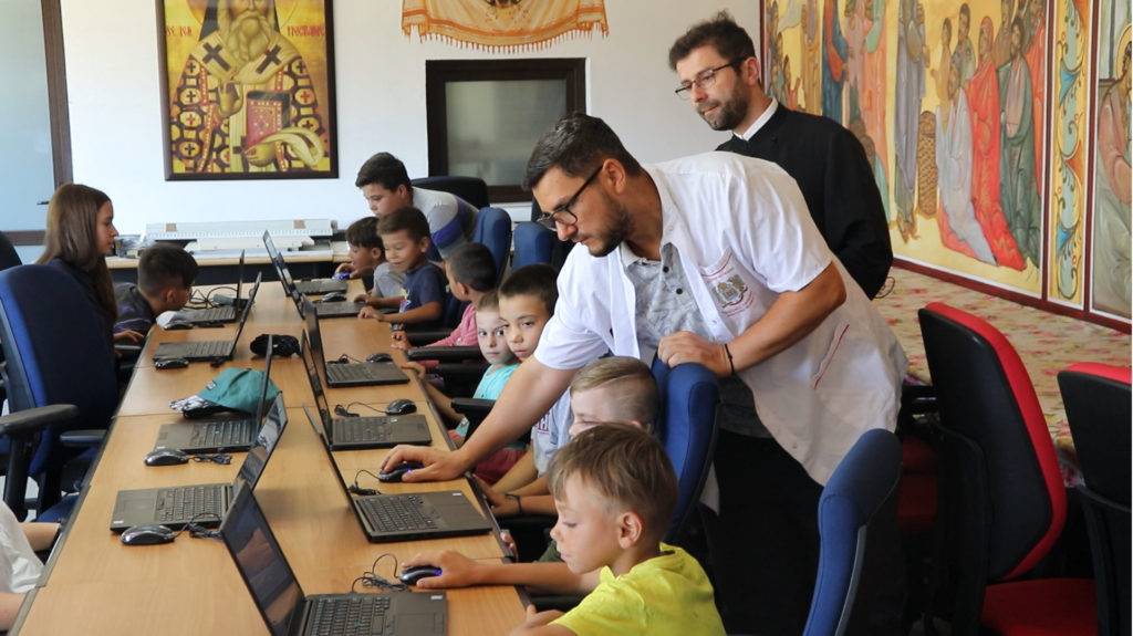 „Ajutor pentru elevi”: Voluntarii Catedralei Naţionale au oferit laptopuri pentru centrul social al unei parohii ilfovene