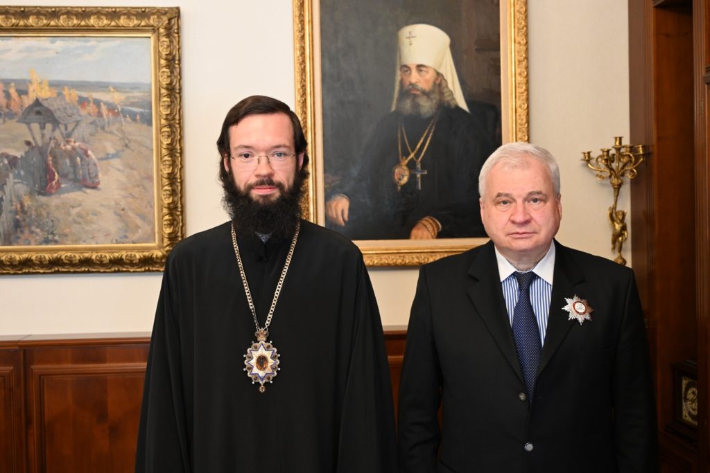 Митрополит Волоколамский Антоний вручил Патриаршую награду послу России в Китае