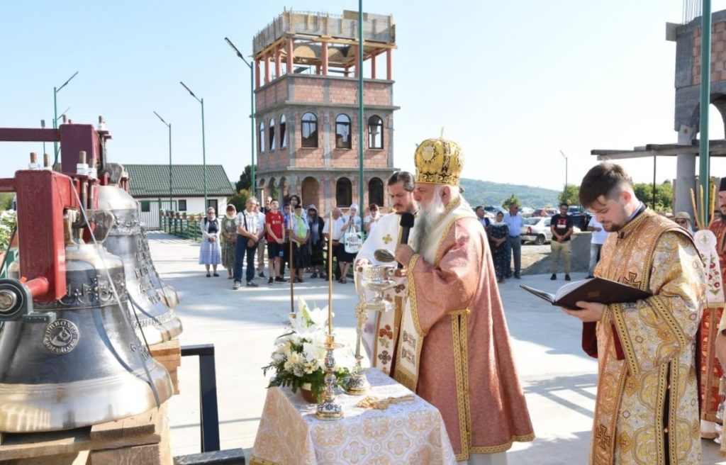 Clopote noi pentru mănăstirea din mijlocul podgoriilor vâlcene