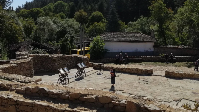 Археолози откриха раннохристиянска църква в гората край Свежен, търсят пари за съхранението и