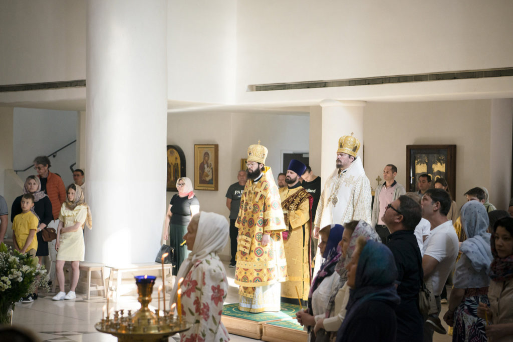 Митрополит Волоколамский Антоний и архиепископ Мадридский Нестор совершили Литургию в Троицком соборе Парижа