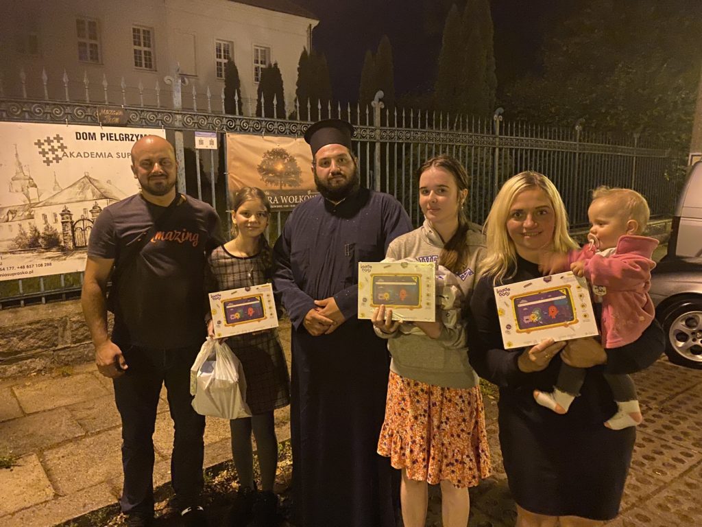 Παράδοση tablets στους Ουκρανούς πρόσφυγες από την Ι.Μητρόπολη Ταμασού