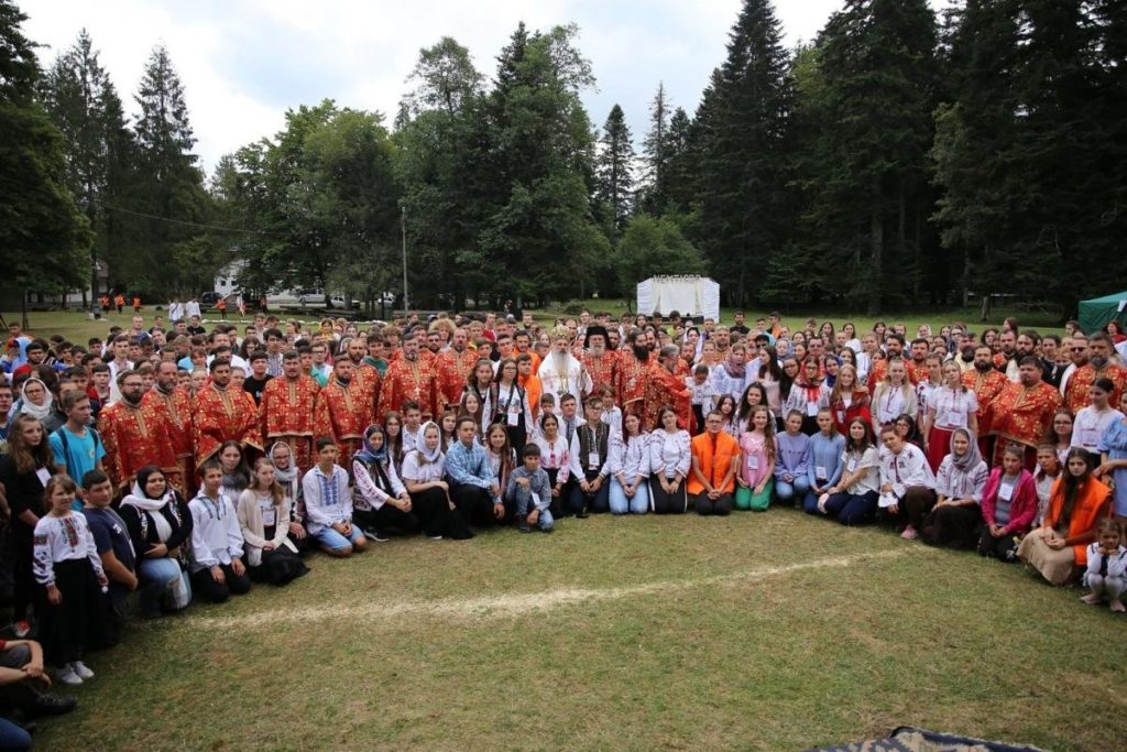 Liturghie arhierească pentru tinerii de la Nemțișor