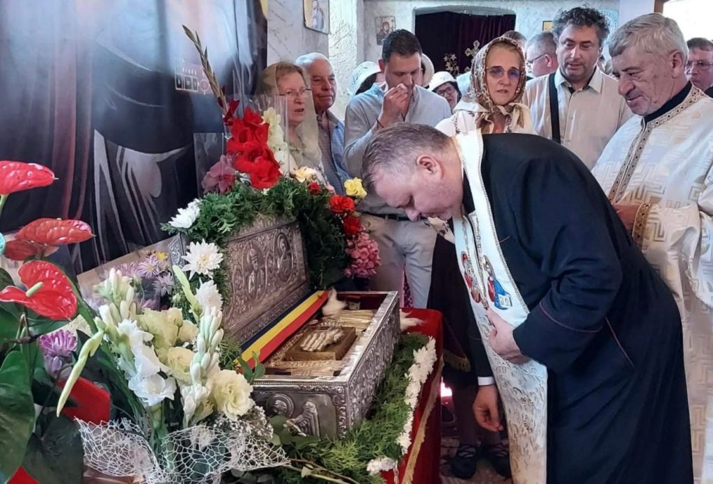 Peste 5000 de oameni au mers în cea mai mică parohie din Protopopiatul Neamț să se închine la moaștele Sf. Nicolae