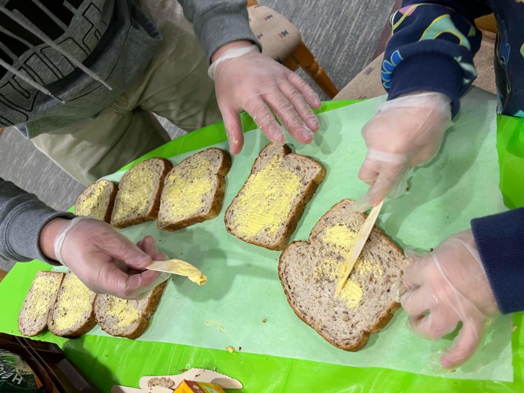 Melbourne: Five Loaves volunteers make and deliver fresh sandwiches for homeless at Queen Victoria Market
