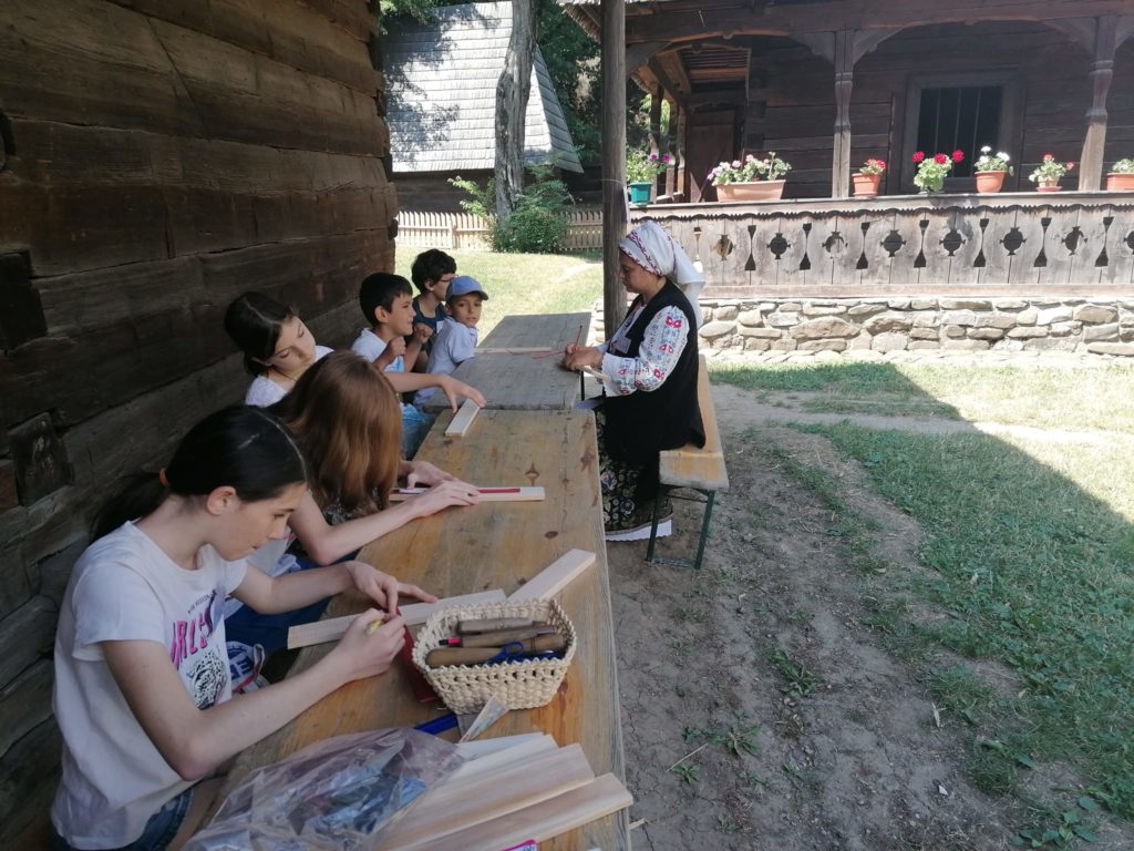 Muzeul Satului: Sute de copii participă la tabăra de creaţie „Vara pe uliţă”. Înscrierile sunt încă deschise