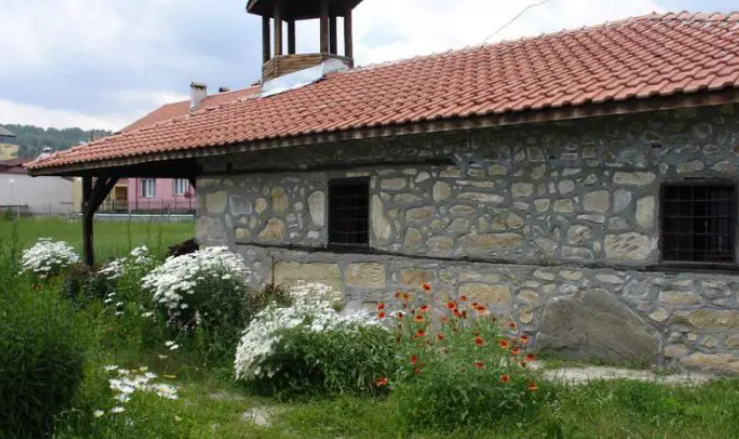 Християни възстановиха вековен параклис в град Белица