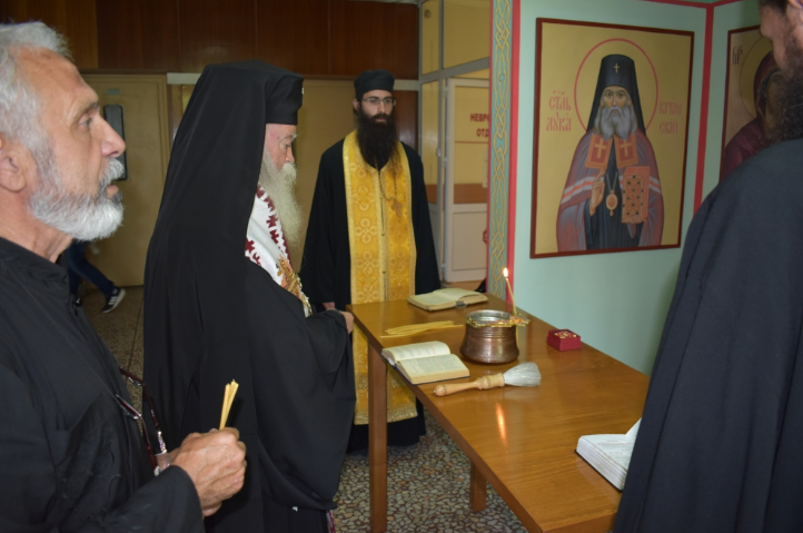 Свети великомъченик Пантелеймон в болницата на град Ловеч