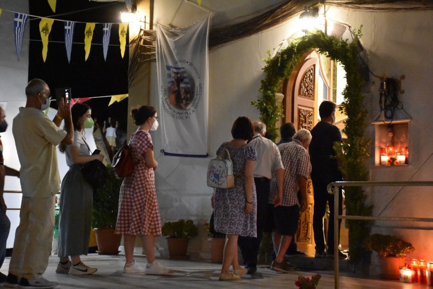 Ολονύκτιο προσκύνημα στην Αγία Μαρκέλλα από χιλιάδες πιστούς