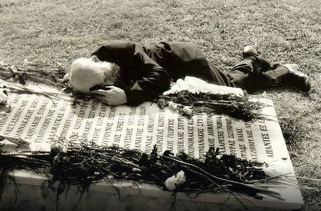 Μια φωτογραφία-χίλιες λέξεις: Ο θρήνος του πατέρα από την Αταλάντη για τον καταδρομέα γιο του