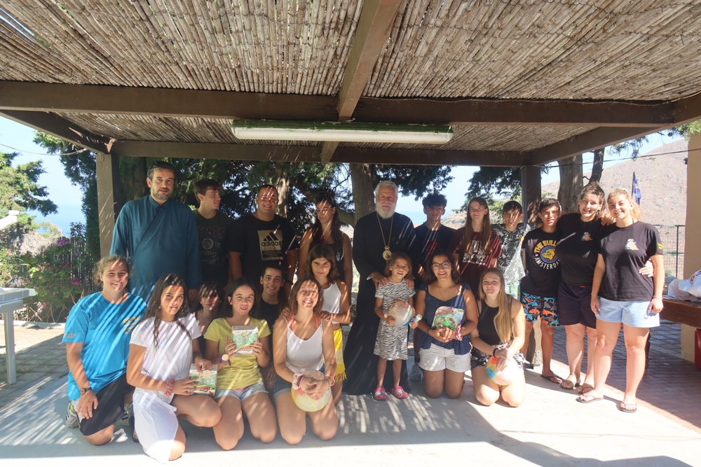 Επίσκεψη του Μητροπολίτη Σύρου στο CAMP της Ιεράς Μητροπόλεως στο Κίνι