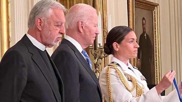 ΗΠΑ: Στον π. Αλέξανδρο Καρλούτσο το μετάλλιο της Ελευθερίας