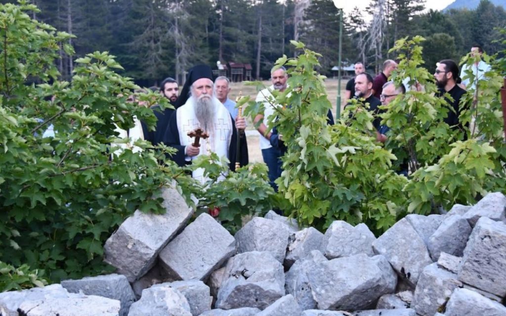 Δέηση στα ερείπια του παρεκκλησίου στο Λόβτσεν
