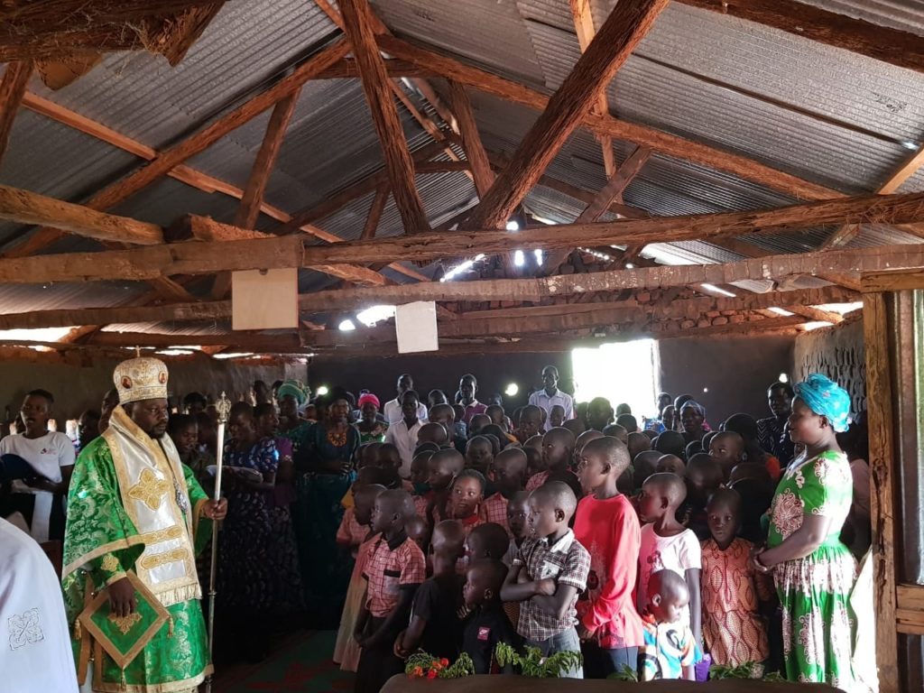 Ουγκάντα: Θεία Λειτουργία σε ναό με στέγη λαμαρίνες
