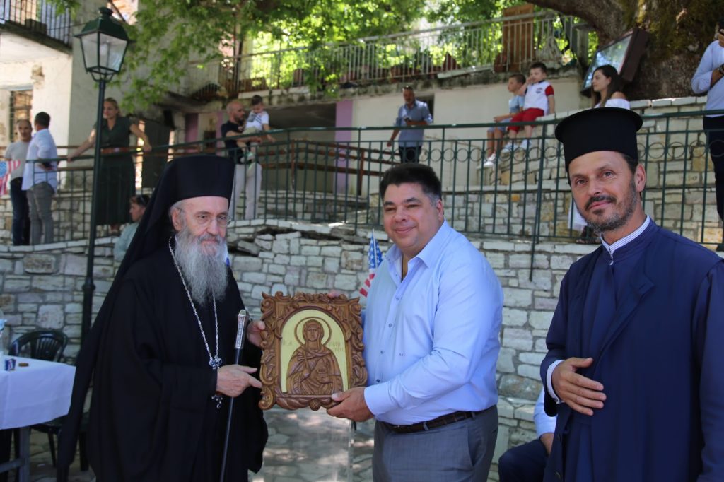 Τον Αμερικανό Πρέσβη υποδέχθηκε ο Μητροπολίτης Ναυπάκτου στο Διπλάτανο Θέρμου