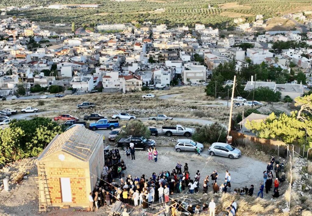 Ο ναός – σύμβολο του Προφήτη Ηλία δεσπόζει και πάλι στον λόφο του Αρκαλοχωρίου – Μήνυμα ελπίδας η ανοικοδόμησή του