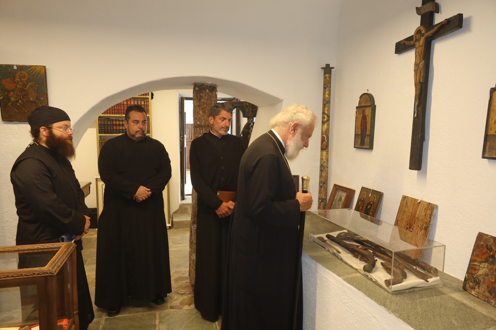 Το νεόδμητο «φυλακτήριο» της Μονής Ταξιαρχών Σερίφου επισκέφθηκε ο Μητροπολίτης Σύρου