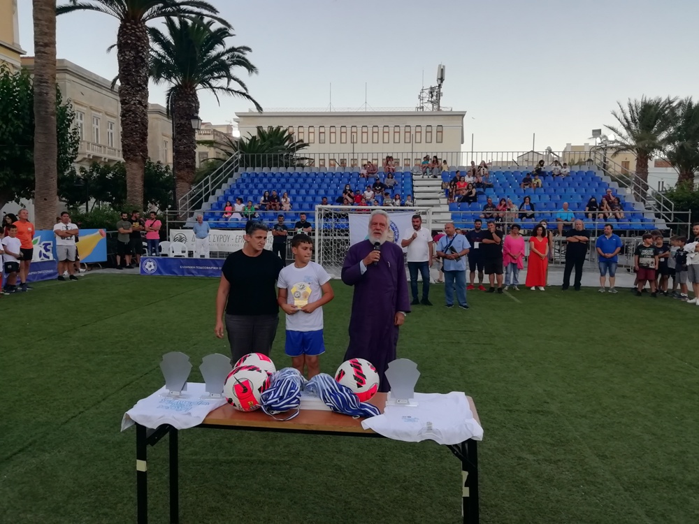 Ο Μητροπολίτης Σύρου στη λήξη του Αναπτυξιακού Τουρνουά ”Νίκος Φώσκολος”