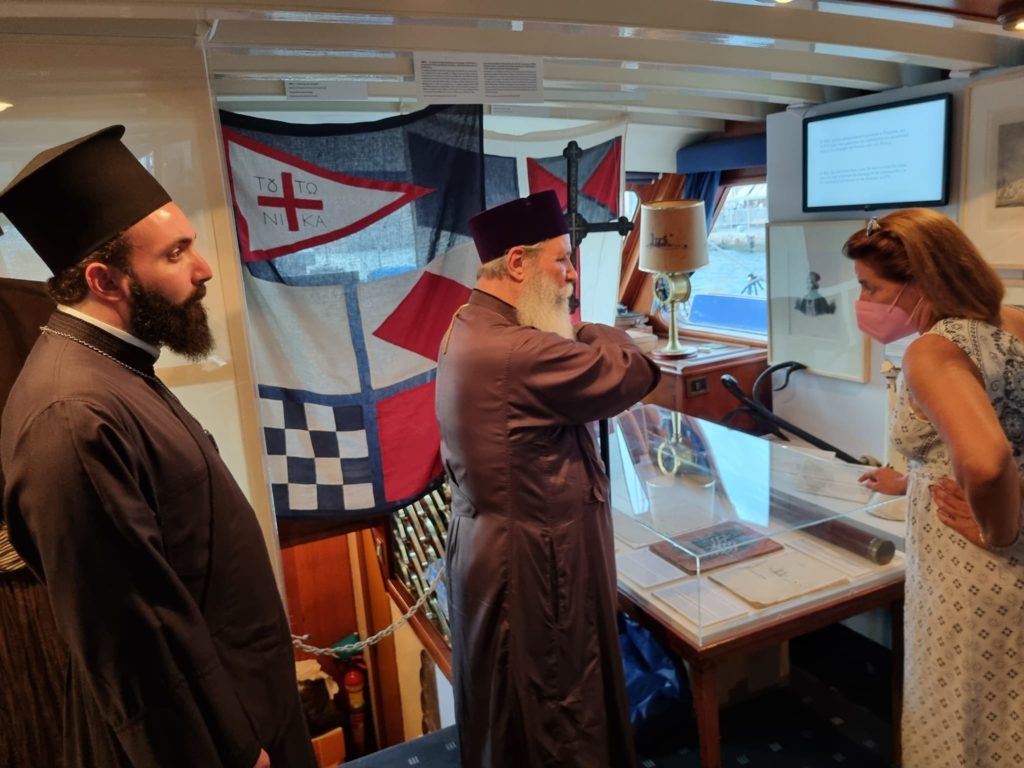 Ο Μητροπολίτης Ύδρας στην πλωτή έκθεση “ΕΠΑΝΑCΥΣΤΑΣΗ ’21”