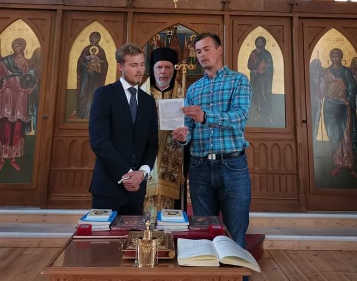 Μυστήριο του χρίσματος από τον Μητροπολίτη Σουηδίας σε δύο νέους Σουηδούς