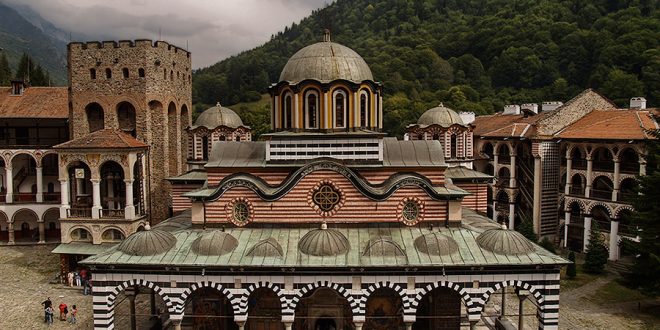 Реставрират стенописите при олтара на централния храм в Рилския манастир