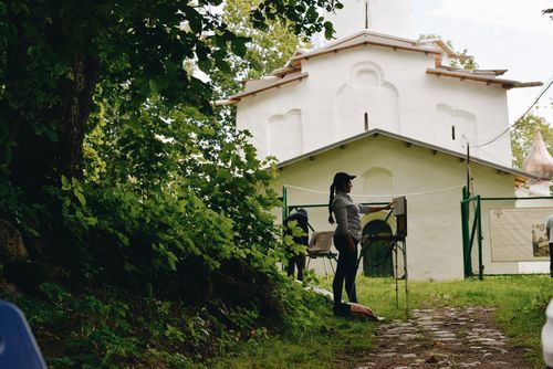 Экспедиция художников из 16 стран мира посетила церковь Успения в Мелетово