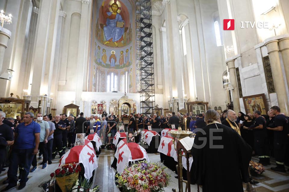 სამების ტაძარში გუდაურთან დაღუპული მფრინავების, მაშველებისა და ექიმების სამოქალაქო პანაშვიდი მიმდინარეობს