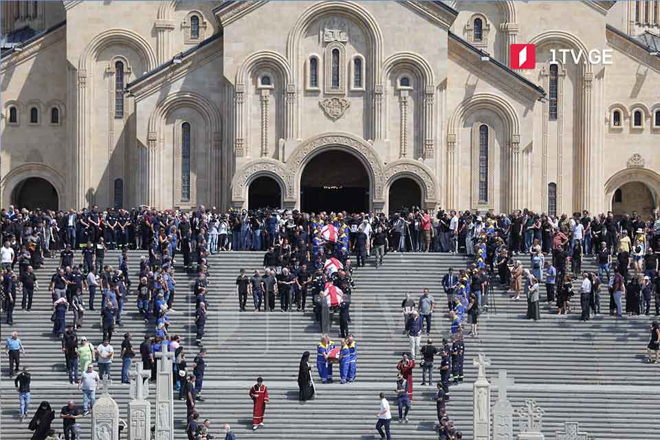 გუდაურთან დაღუპული მფრინავები, მაშველები და ექიმები სამების ტაძრიდან გამოასვენეს [ფოტო]