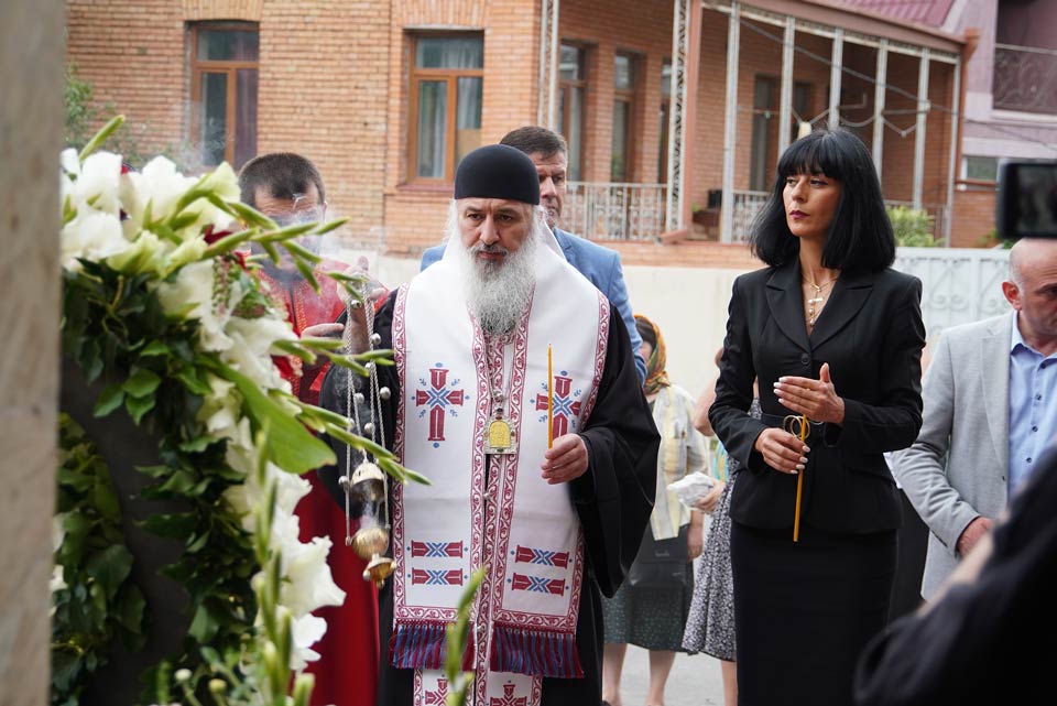 თეა ახვლედიანმა 2008 წელს რუსეთ-საქართველოს ომის დროს დაღუპული სამხედროების ხსოვნას პატივი მიაგო