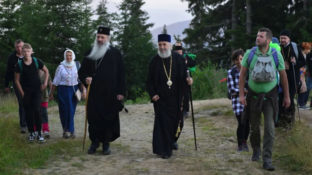 Hram la Ceahlău: Pelerini din toată țara și de pe alte continente au urcat din nou pe Taborul României