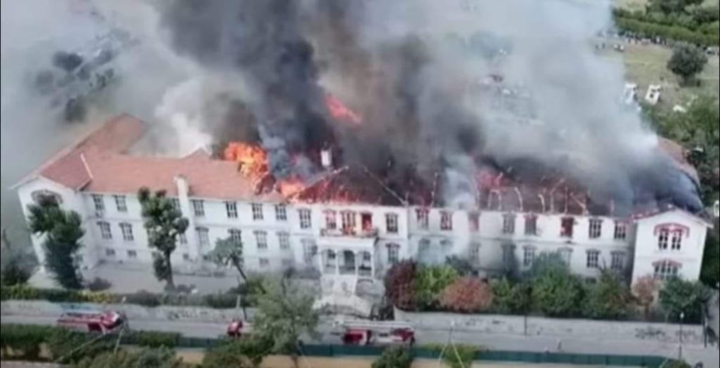 ‎بعد زيارة قداسته مستشفى الروم في باليكلي يحترق