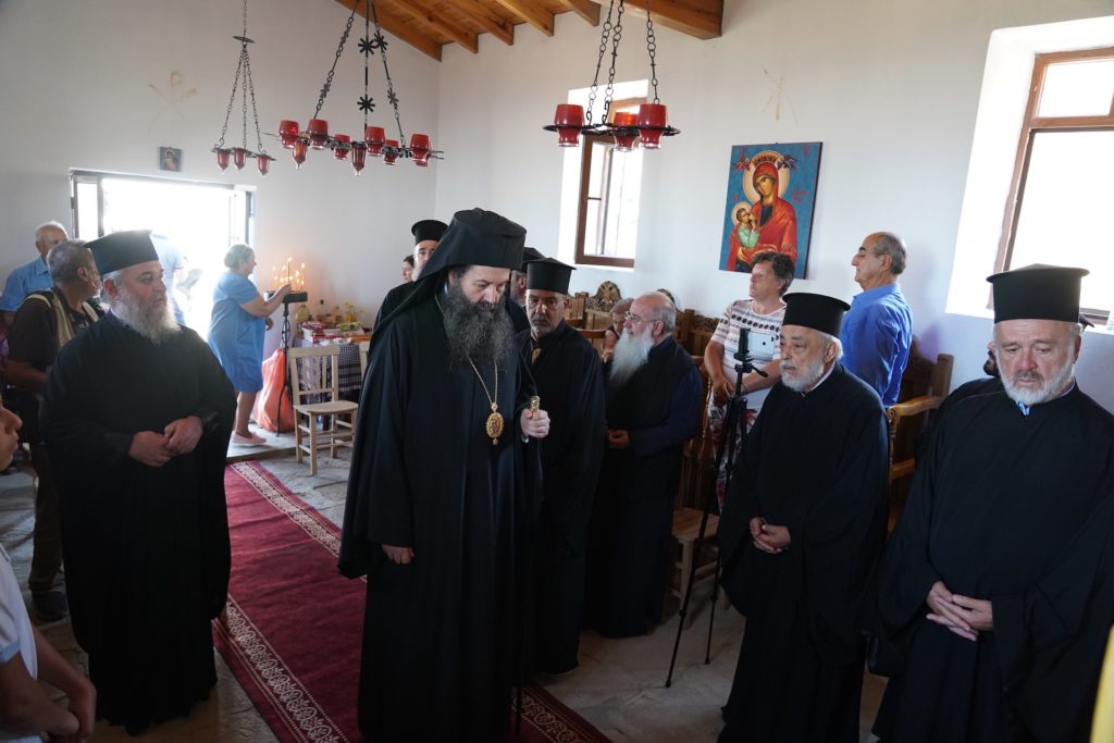Ο Επίσκοπος Ιλίου στο εξωκλήσι του Αγίου Τρύφωνα Σχοινουδίου