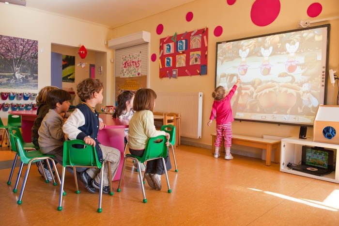 Επιτροπή Εμπειρογνωμόνων: Επιστροφή στα σχολεία χωρίς μάσκες και self test