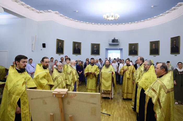 MOSCOW CHURCH HOLDS FIRST SERVICE IN 100 YEARS