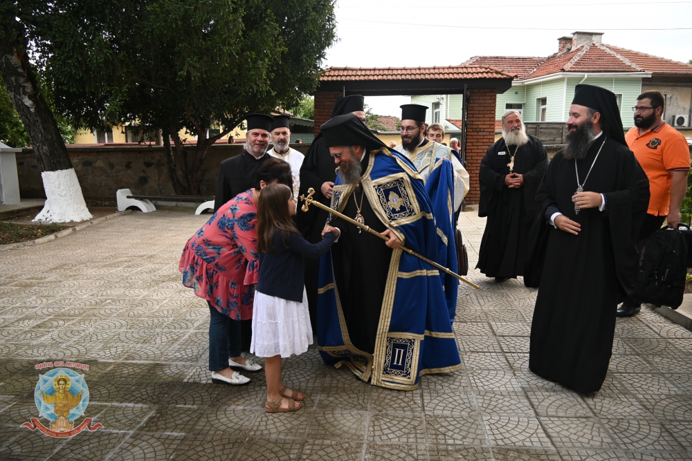 Молебен канон към Пресвета Богородица беше отслужен в храм „Успение Богородично“ в гр. Ихтиман