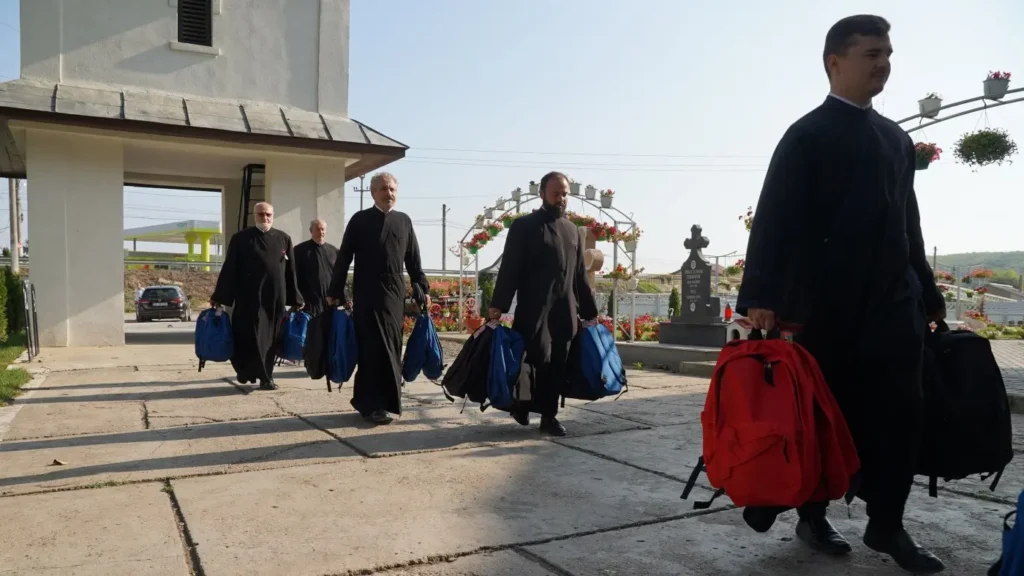 Arhiepiscopia Dunării de Jos dăruiește 4000 de ghiozdane copiilor care nu își permit rechizite