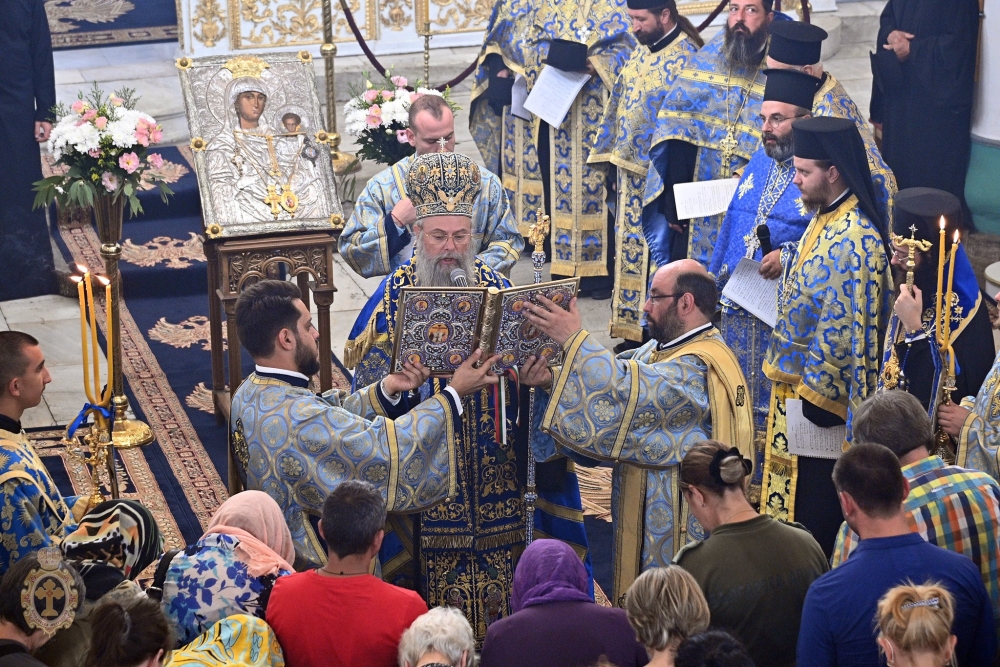 Молебен канон на Пресвета Богородица в Хасково