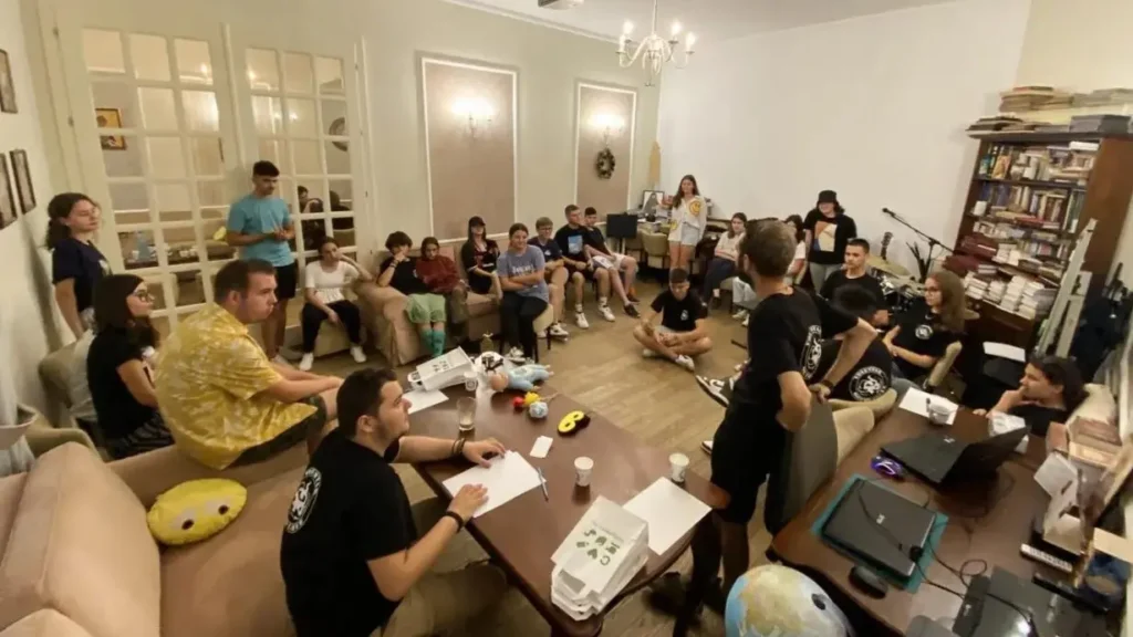 Ortho Vibes: Seară de ceai, film în aer liber și improvizație teatrală, la OrthoCaffe Hațeg